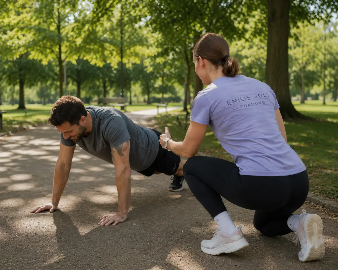 Émilie guide une séance de coaching individuel au parc