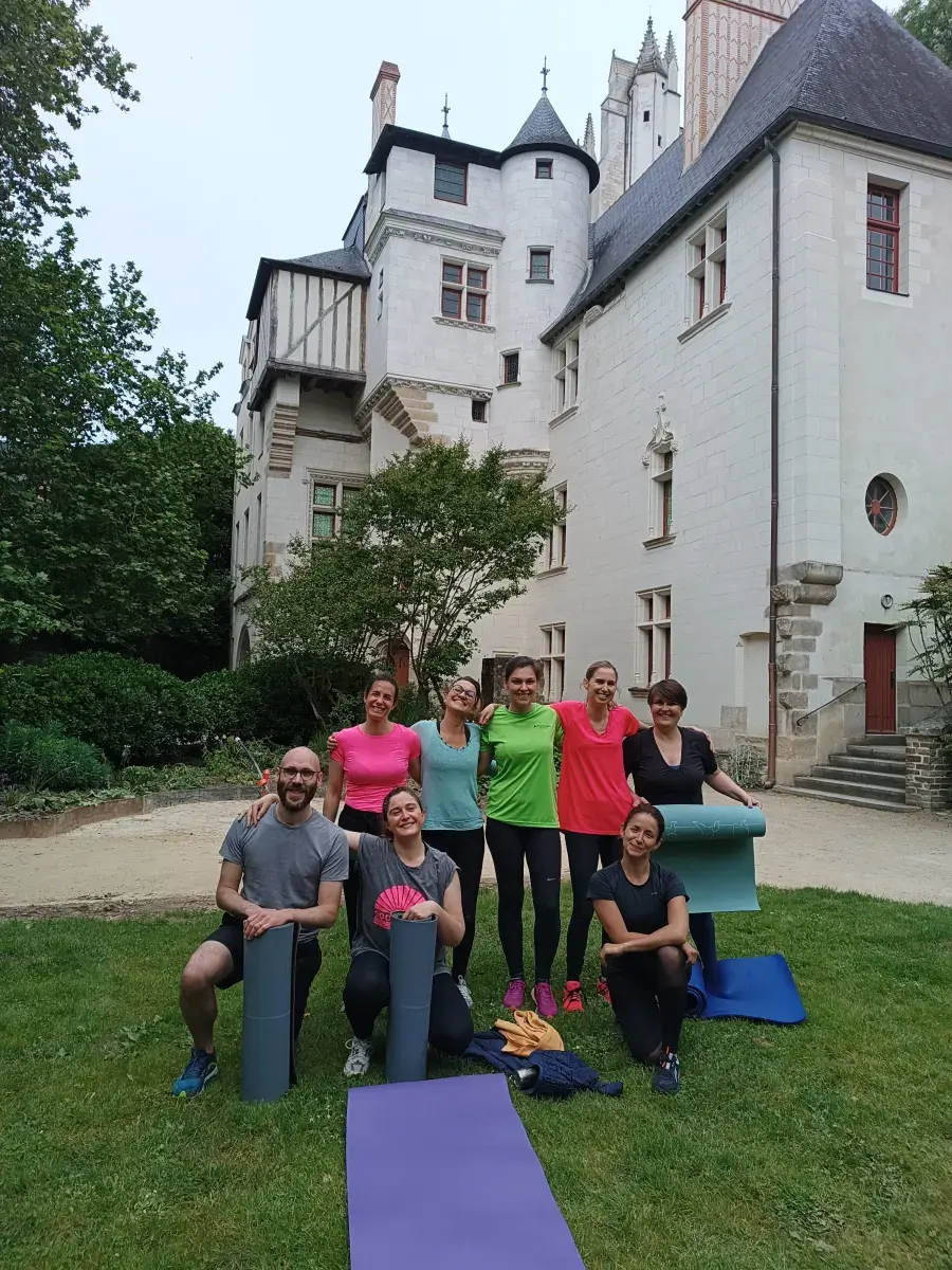 Le groupe au pied du château, tapis de sport à la main