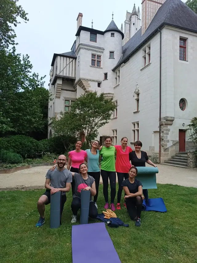 Le groupe au pied du château, tapis de sport à la main