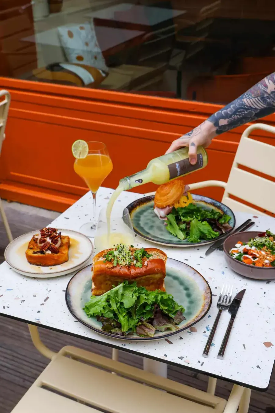 Table de brunch en terrasse chez Mimosa café