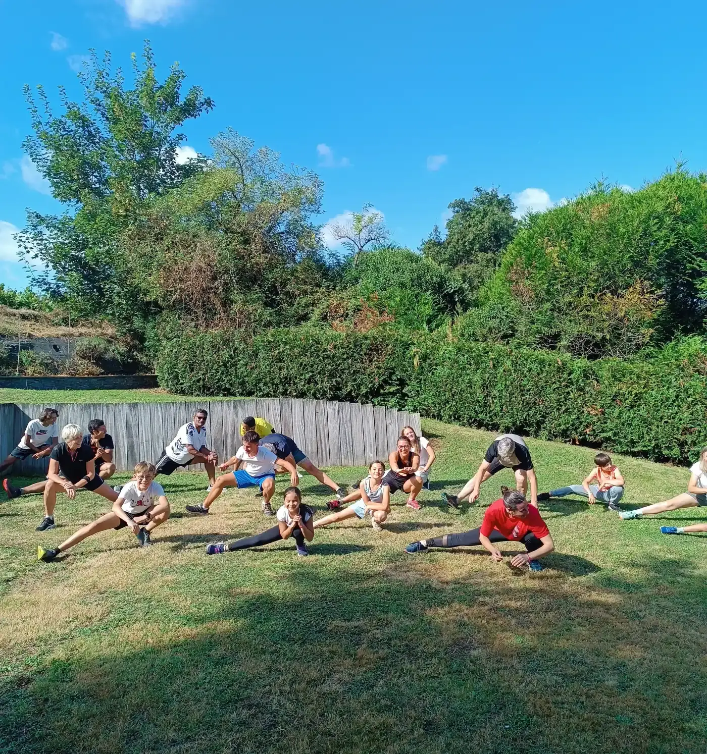 Séance de sport en groupe au parc